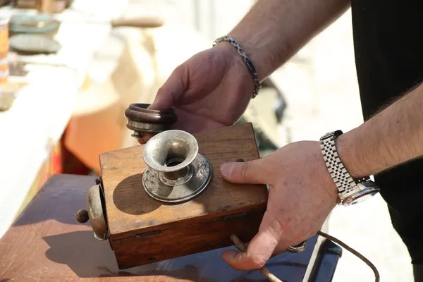 1900-yilina-ait-telefonun-atasi-nostalji-tutkunlarinin-ilgi-odagi-oldu-1652691873414.jpg “1900 yılına ait” telefonun atası nostalji tutkunlarının ilgi odağı oldu - 4