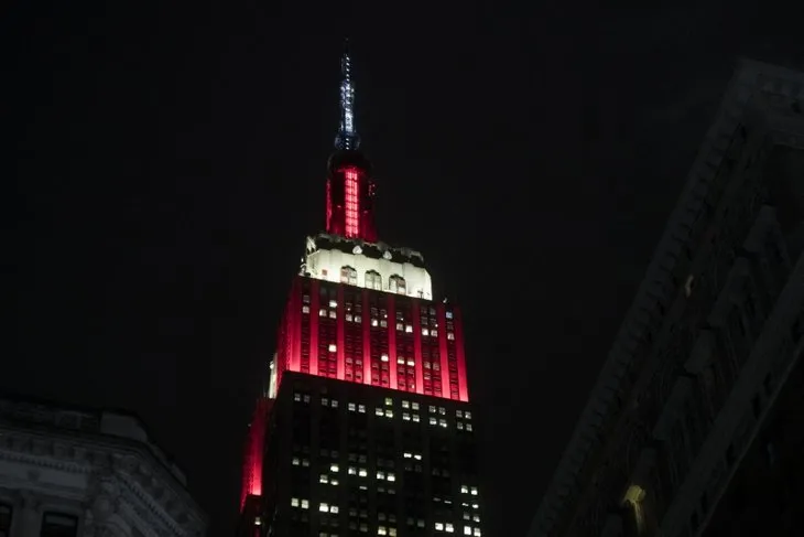 THY sponsor oldu en ünlü bina kırmızı beyaza büründü