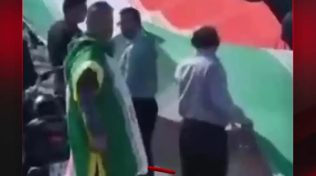 İRANLILAR EL ELE ÜLKESİNİN YANINDA