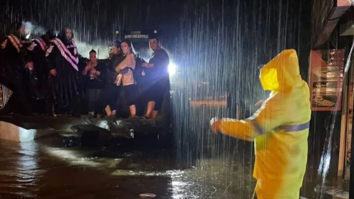 Antalya'da sağanak yağış hayatı felç etti! Vatandaşlar yolda mahsur kaldı