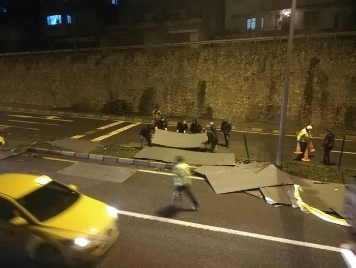 Son dakika: Zonguldak'ta korkutan kaza! TIR'ın dorsesindeki saclar yola savruldu - 5