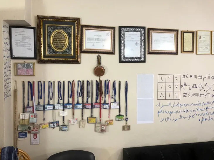 koronavirus-icin-muska-yazan-sahte-hoca-polise-sucustu-yakalandi-1586161870761.jpg Koronavirüs için muska yazan sahte hoca polise suçüstü yakalandı - 1