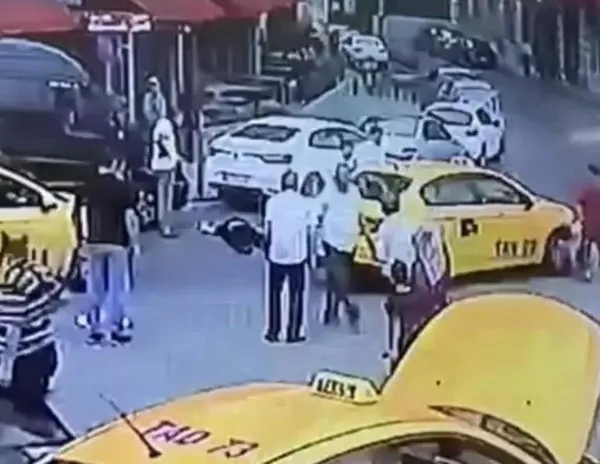 1692351714177.jpeg "Kısa mesafe" kavgasında korkunç son! Başını yere vurdu hayatını kaybetti! Dehşet anları kamerada - 5