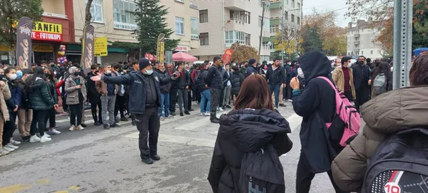 konyada-lisede-velilerin-kavgasi-kamerada-1637932495708.jpg Konya’da lisede velilerin kavgası kamerada - 4