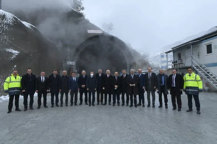 Yeni Zigana Tüneli’nde ilk ışık göründü! Ulaştırma ve Altyapı Bakanı Adil Karaismailoğlu A Haber’de
