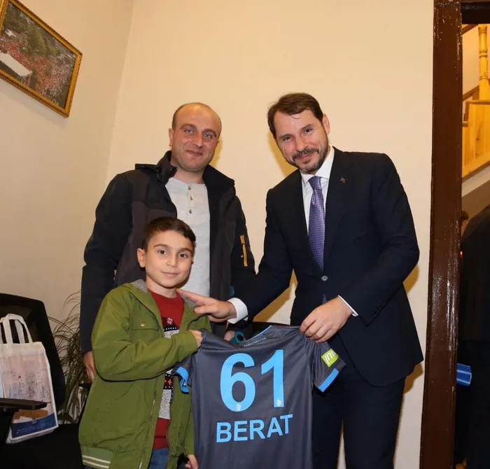 Bakan Berat Albayrak kalp hastası küçük Berat'ın yardımına koştu - 3