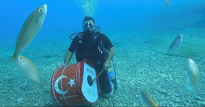 Tekirdağ'ın çılgın davulcusu! Havada karada ve denizin altında davul çaldı - 1