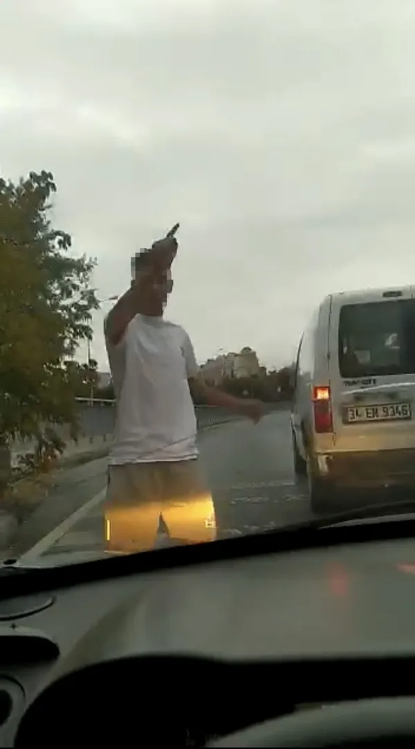 istanbulda-trafik-magandalari-biri-silahla-darbetti-diger-aynasini-tekmeledi-1662360610435.jpg