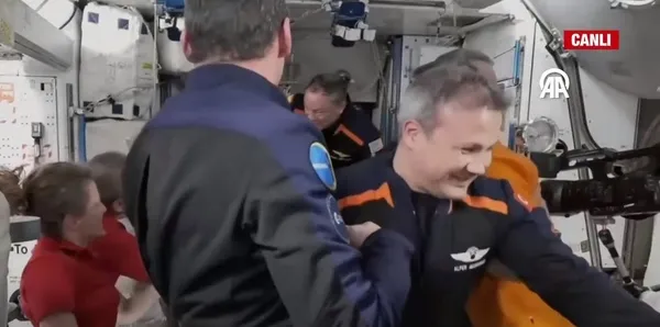 İlk Türk astronot Alper Gezeravcı uzayda şehitlerimizi unutmadı! İstasyon ekibinden tarihi kucaklaşma! İşte ilk sözleri...