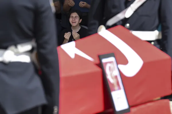 kagithanede-sehit-olan-polis-son-yolculuguna-ugurlandi-naasi-istanbul-emniyet-mudurlugunun-vatan-caddesindeki-1692964000841.jpg Kağıthane'de şehit olan polis memuru Hakan Telli son yolculuğuna uğurlandı