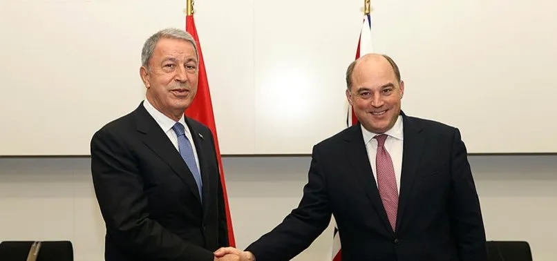 Milli Savunma Bakanı Hulusi Akar İngiltere Savunma Bakanı Wallace ile görüştü