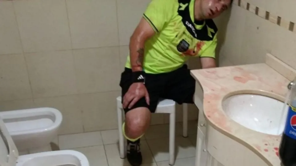 Arjantin'de hakemi öldüresiye dövdüler!