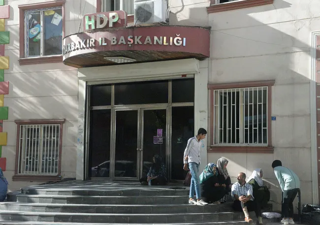 Çocukları dağa kaçırılan ailelerin HDP önündeki eylemi 2. gününde