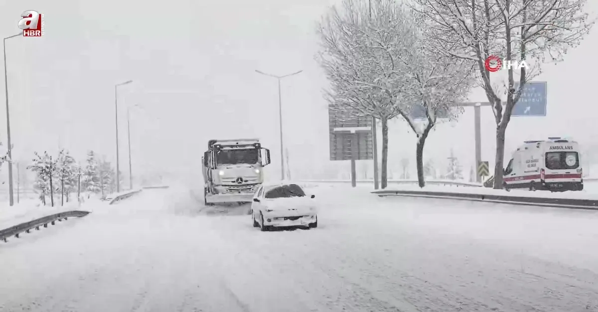 Yoğun kar kenti beyaza bürüdü