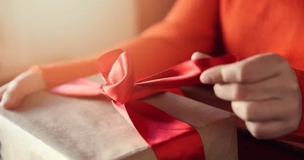 Sevgililer Günü hediyesi erkeğe-kadına ne alınır? Ucuz, pahalı, romantik ve anlamlı 14 Şubat Sevgililer Günü hediye önerileri...