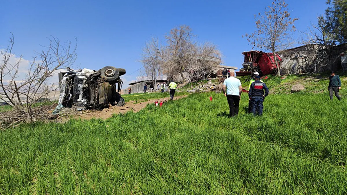 Adıyaman'da kum yüklü kamyon 2 TIR'a çarptı: 1 ölü 1 yaralı