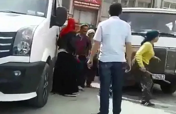 Elazığ'da kadınlar, kendilerini taciz ettiğini iddia ettikleri kişiyi sopa ve şemsiyeyle dövdü - 2
