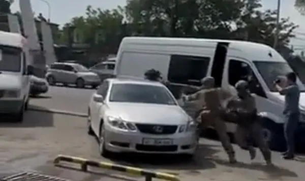 Son dakika | Kırgızistan'da darbe girişimi! 110 asker ve diplomat gözaltında - 2