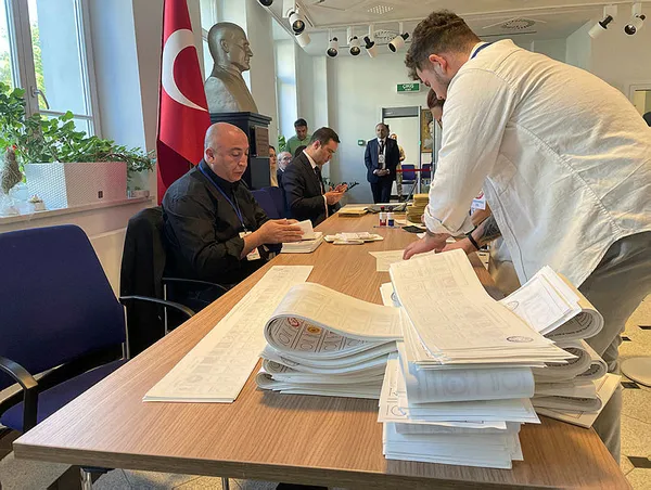 14-mayis-secimlerinde-bir-ilk-yurt-disi-temsilciliklerde-kullanilan-oy-sayisi-2018-secimindeki-oy-sayisi-gecti-1683404313671.jpg 14 Mayıs seçimlerinde bir ilk! Yurt dışı temsilciliklerde kullanılan oy sayısı 2018 seçimindeki oy sayısı geçti - 2