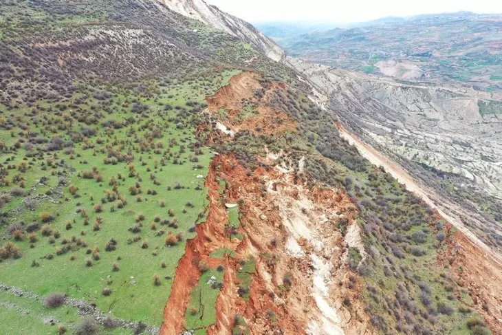 Adıyaman’daki Çekirge Dağı’nda yarık ve yer kayması oluştu! Depremin boyutunu gözler önüne seren görüntü