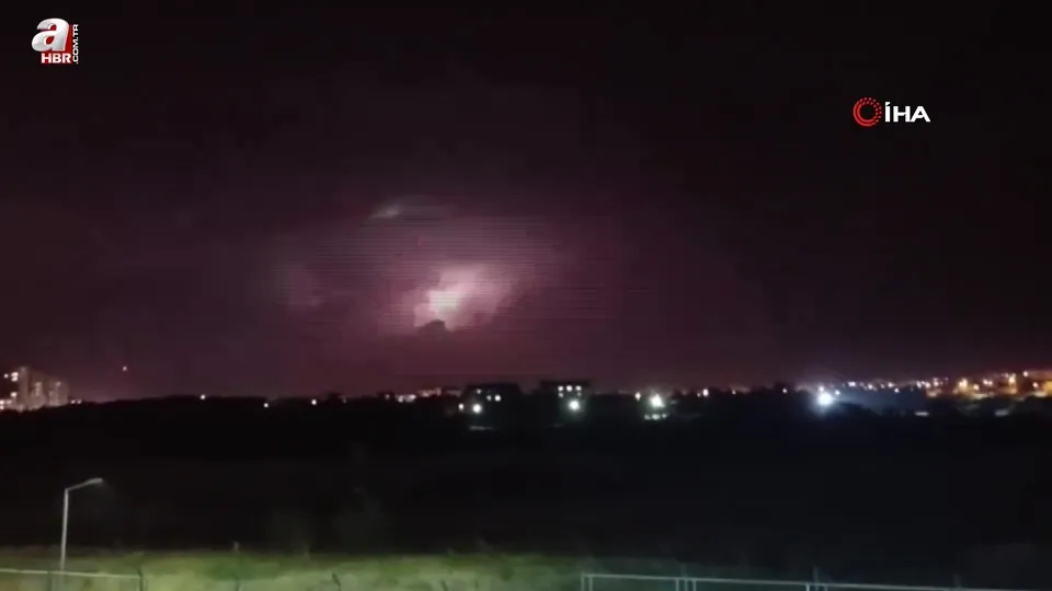 Siverek’te şimşekler geceyi aydınlattı