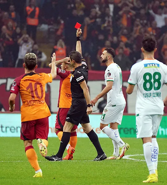 Galatasaray - Alanyaspor maçında kırmızı kart şoku! Sacha Boey oyun dışı - 4