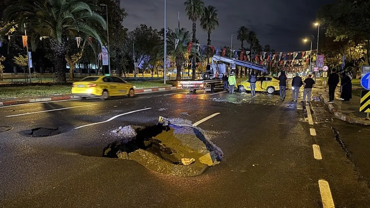 İstanbul’da sağanak etkili oldu! Vatan Caddesi'nde yol çöktü
