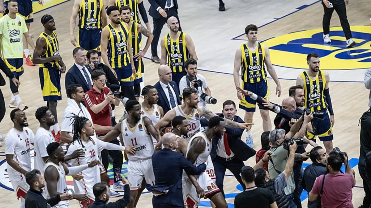 Fenerbahçe Beko - Monaco maçı sonrası parke karıştı! Taraftarlarla basketbolcular birbirine girdi
