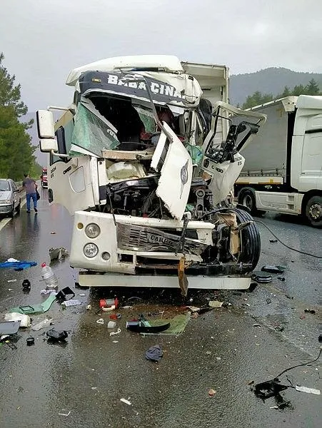 1685276514339.jpeg Tarsus'ta korkunç kaza! Tırla kamyon hurdaya döndü: 5 yaralı - 1