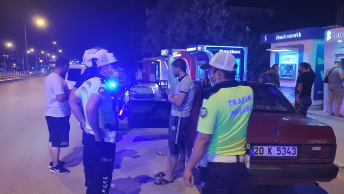 Polis memuruna çarparak kaçan şüpheli bakın yolda ne yapmış? - 1