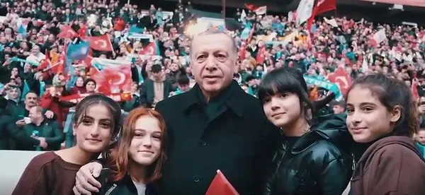 1669922115707.jpg Çırpınırdı Karadeniz Başkan Erdoğan için yeniden uyarlandı! "Senden Vazgeçmeyiz" sosyal medyada ilgi odağı oldu! İşte o şarkının sözleri... - 2