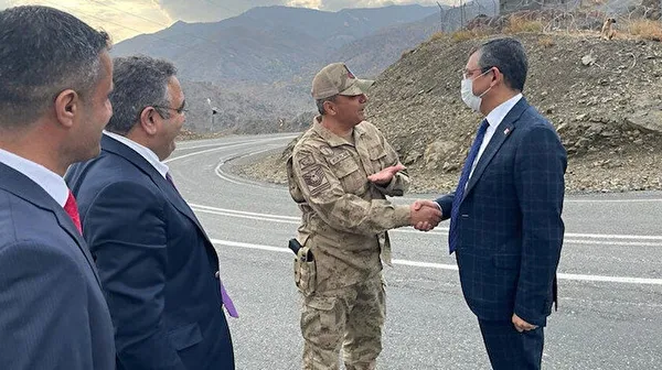 CHP'den ikiyüzlü siyaset! Tezkereye "hayır" dedi Mehmetçik'i ziyarete gitti - 1