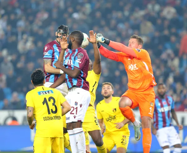 firtina-4-koldan-esti-istanbulspora-trabzonda-farkli-tarife-1674411308723.jpg Fırtına "4" koldan esti! İstanbulspor'a Trabzon'da farklı tarife - 5