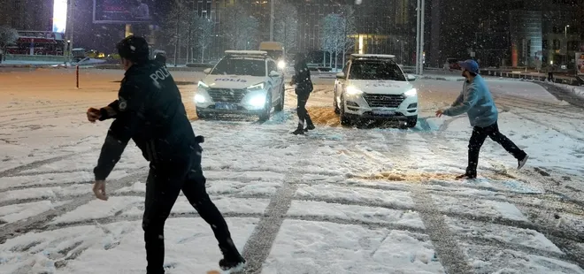 Taksim'de polis ile vatandaşlar kar topu oynadı