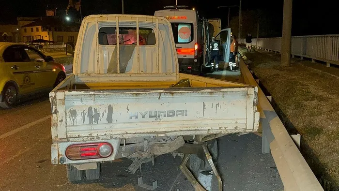 duzcede-feci-kaza-otomobil-ile-kamyonetin-carpisti-cok-sayida-yarali-var-1717886367991.jpeg