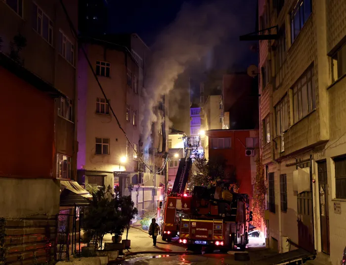 Kağıthane'de mobilya imalathanesinde korkutan yangın - 3