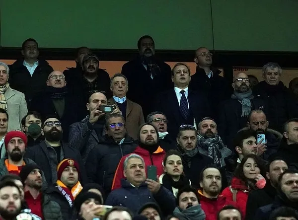 Beşiktaş Başkanı Ahmet Nur Çebi, Galatasaray maçının devre arasında Nef Stadı’ndan ayrıldı