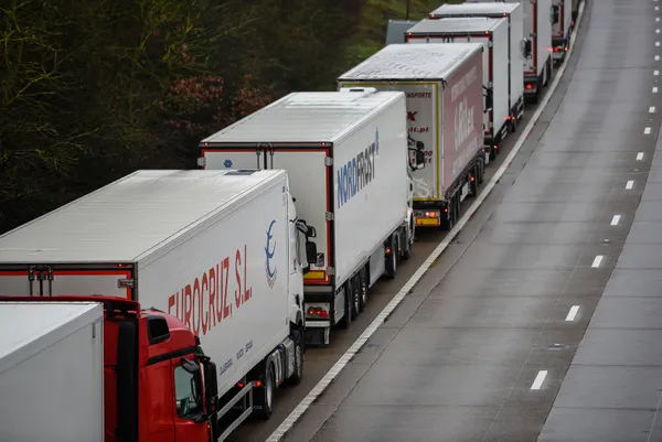ingilterede-korkunc-manzara-1500-tir-kontak-kapatti-1608655108455.jpg İngiltere’de korkunç manzara! Kilometrelerce kuyruk oluştu ülkeye giremiyorlar - 5