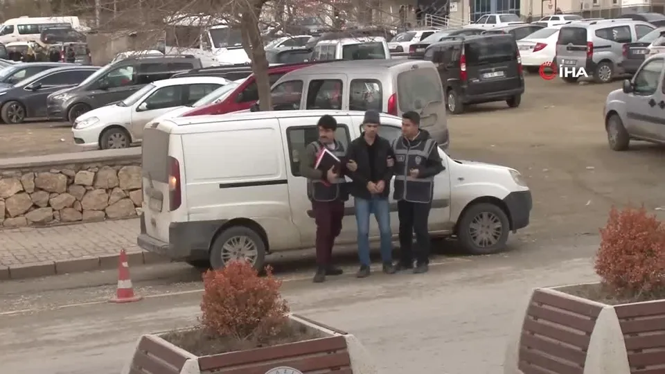 Hırsızlık yaptığı eve bir gün sonra girince yakayı ele verdi |Video