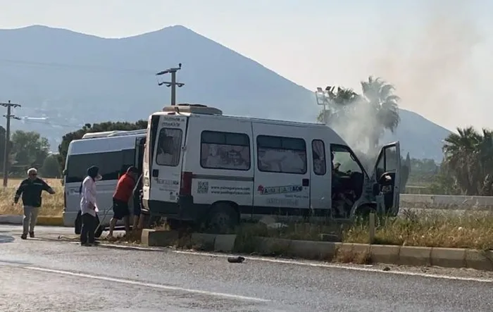 muglada-carpisan-2-minibusun-alev-alev-yanmasi-kamerada-14-yarali-1714338603787.jpg Muğla'da çarpışan 2 minibüsün alev alev yanması kamerada: 14 yaralı - 3