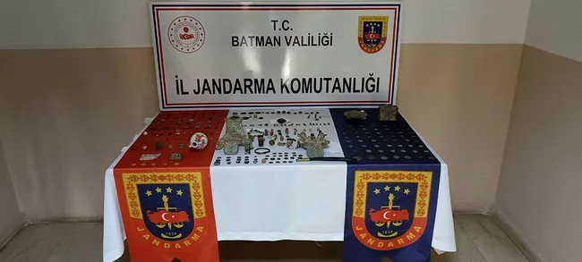batman-il-jandarma-komutanligindan-tarihi-eser-kacakcilarina-darbe-1637669693973.jpg Batman İl Jandarma Komutanlığından tarihi eser kaçakçılarına darbe - 1
