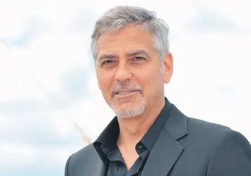14 arkadaşına vefa borcunu parayla ödedi