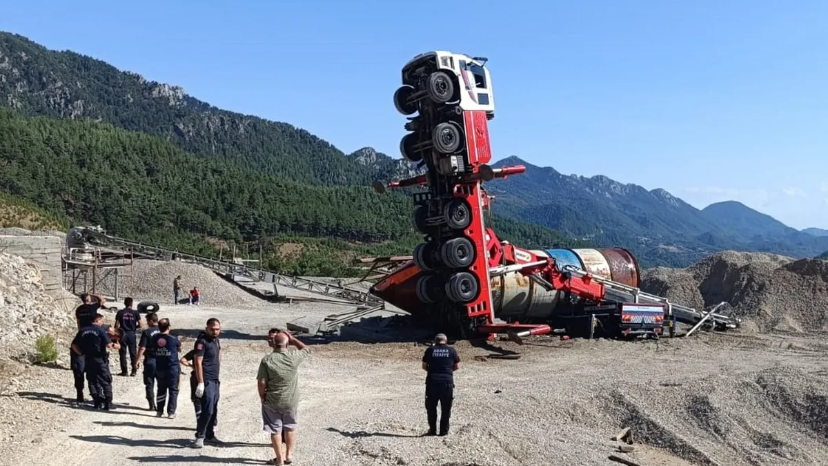 Adana'da devrilen vincin altında kalan işçi feci şekilde can verdi