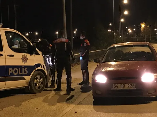 Kısıtlamada sokağa çıktı! Cezayı yiyince gazetecilere tükürdü - 1