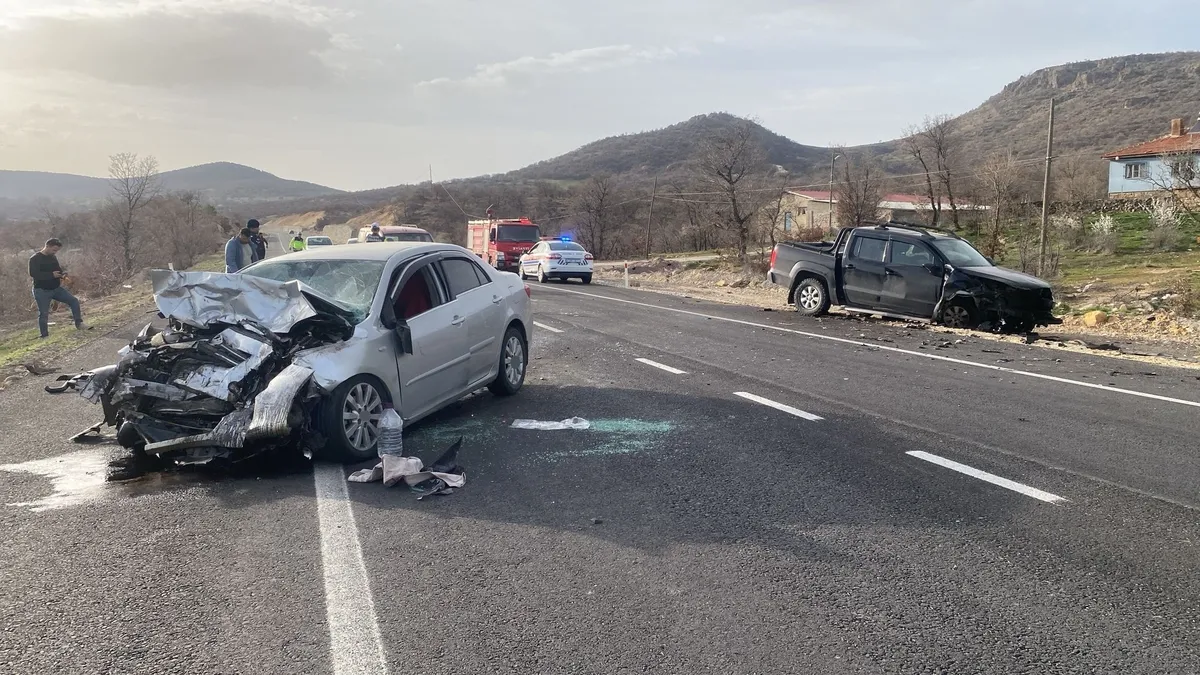 Uşak’ta iki araç birbirine girdi: 1 ölü 2 yaralı
