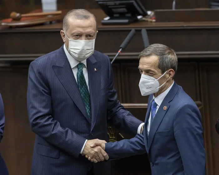 Başkan Erdoğan, CHP’den ayrılıp AK Parti’ye katılan Nejat Önder’e rozet taktı