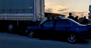 Duran kamyona çarptı canından oldu