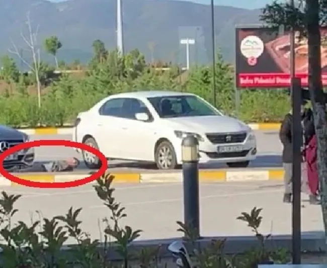 Otopark kana bulandı! Tartıştığı adamı önce vuran sonra döven kadın gözaltına alındı - 2