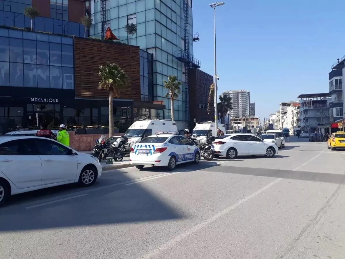 Izmir Bornova Da Hareketli Anlar Avm Bosaltildi