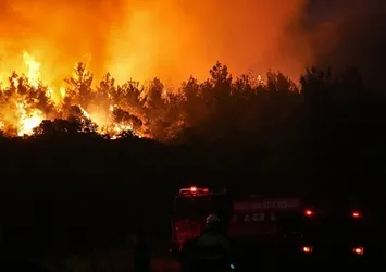 İzmir'deki 3 yangın kontrol altına alındı! Bakan Yumaklı yangınların çıkış nedenini açıkladı